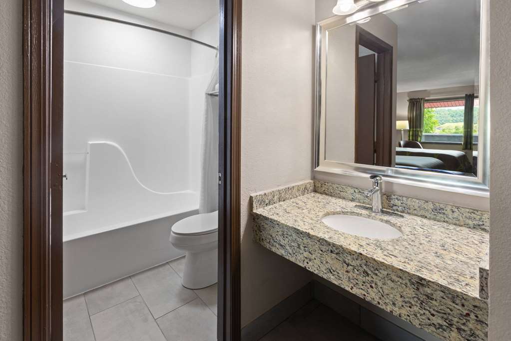 Super 8 by Wyndham Bridgeport Clarksburg Area - photo 25