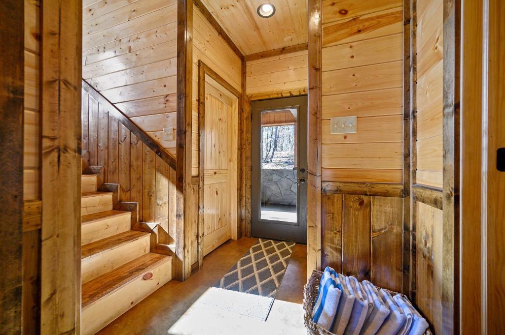 Over The Edge - carbon neutral hotel in Broken Bow