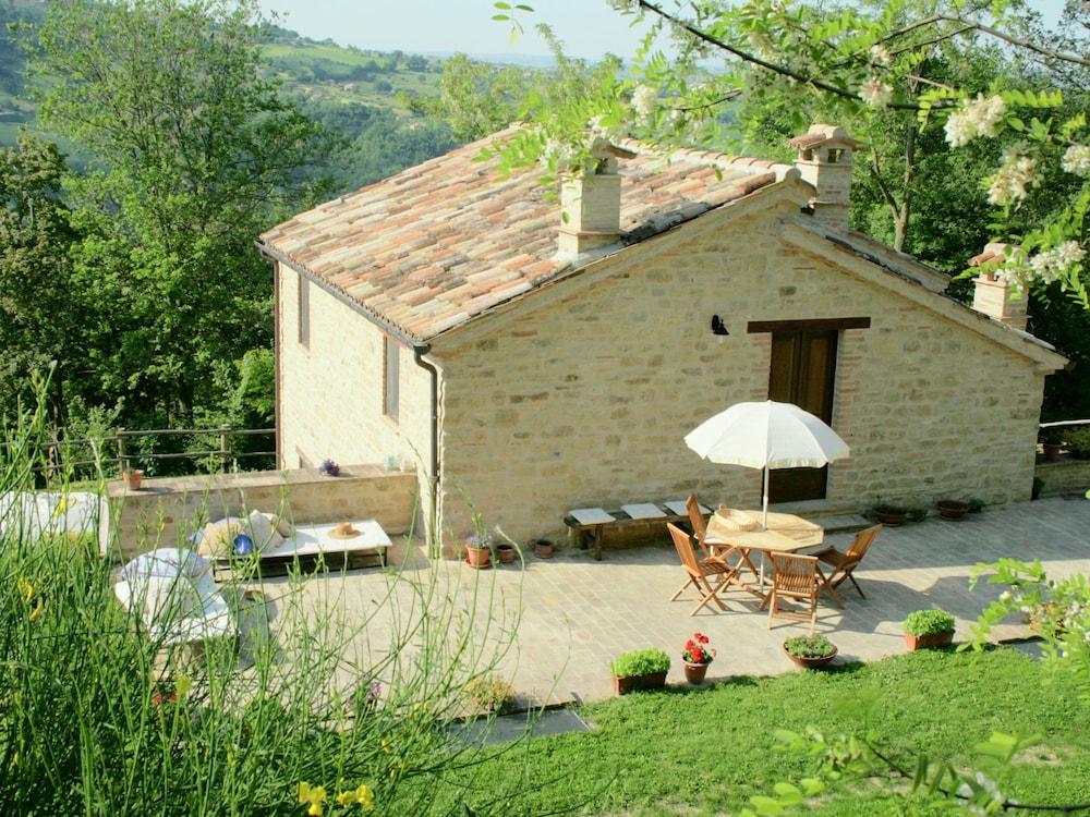 Luxury Stay With Garden — 4-Star Luxury Hotel in Monte San Martino, Italy