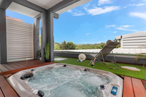 Villa Gosier T3 Cosy Jacuzzi Romantique — 4-Star Luxury Hotel in Le Gosier, Guadeloupe