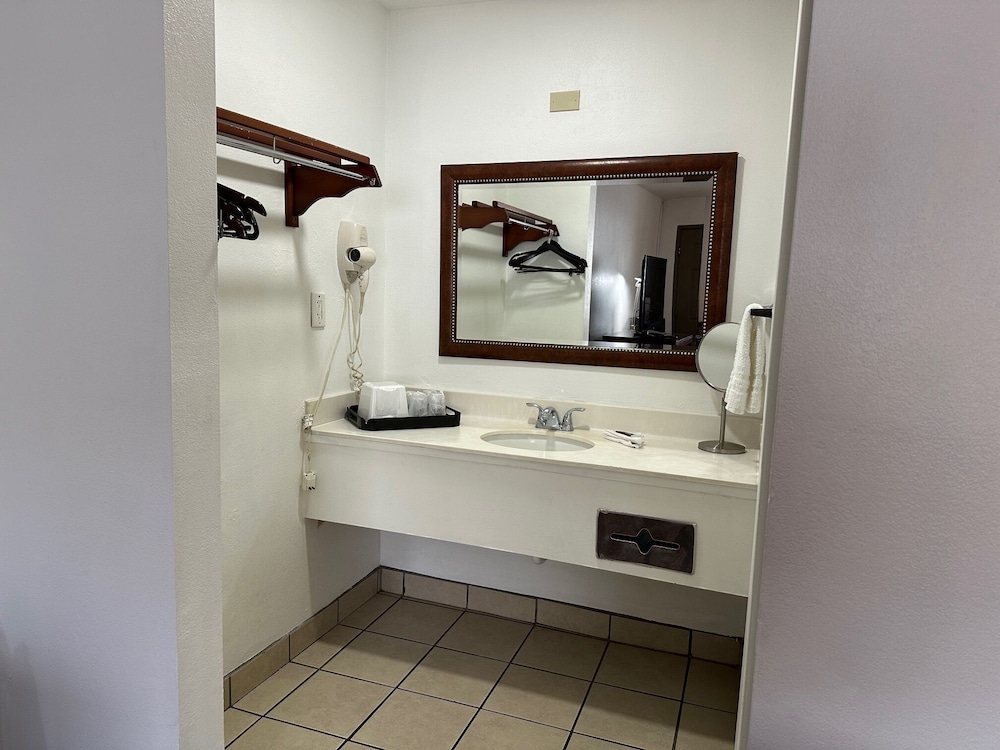 Desert Sands Inn & Suites - photo 9