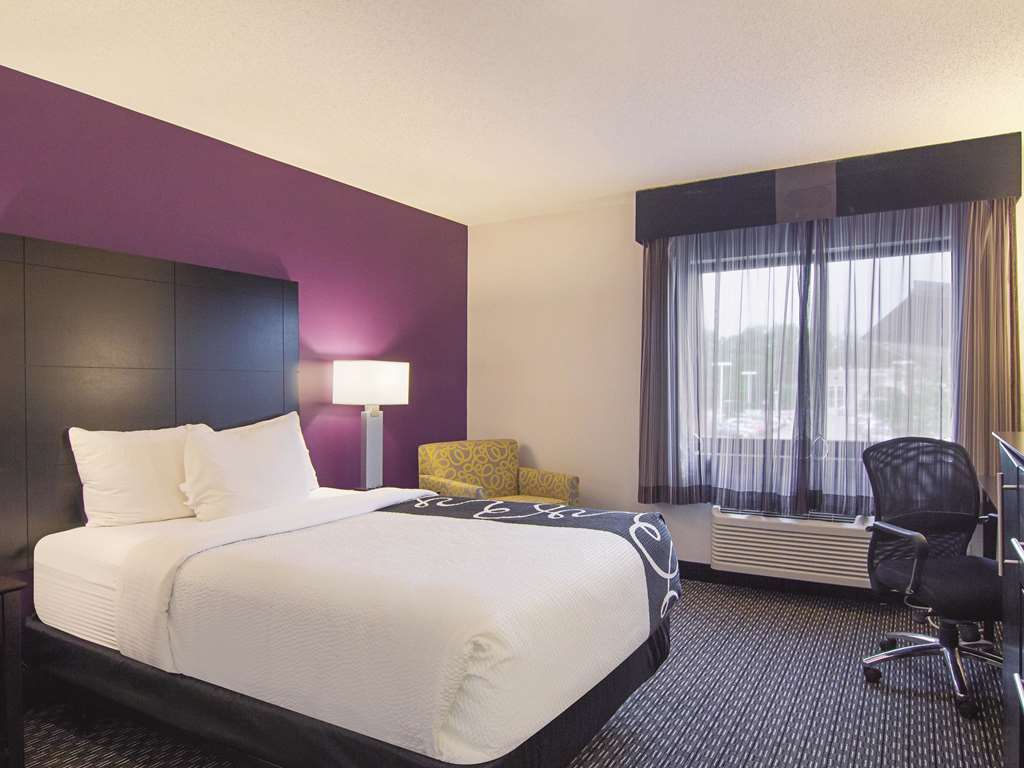 La Quinta Inn & Suites by Wyndham Cleveland Airport North - photo 15