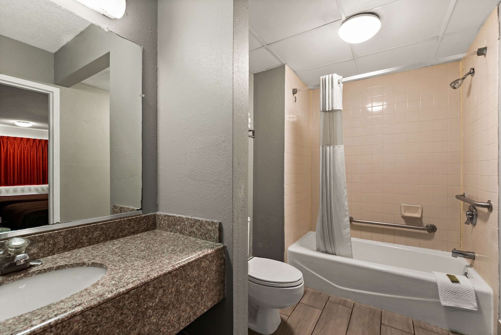 Rodeway Inn Brooklawn NJ - photo 31
