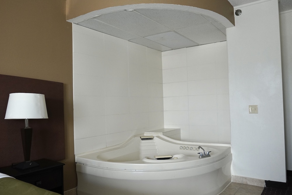 American Inn & Suites Waterford - photo 25