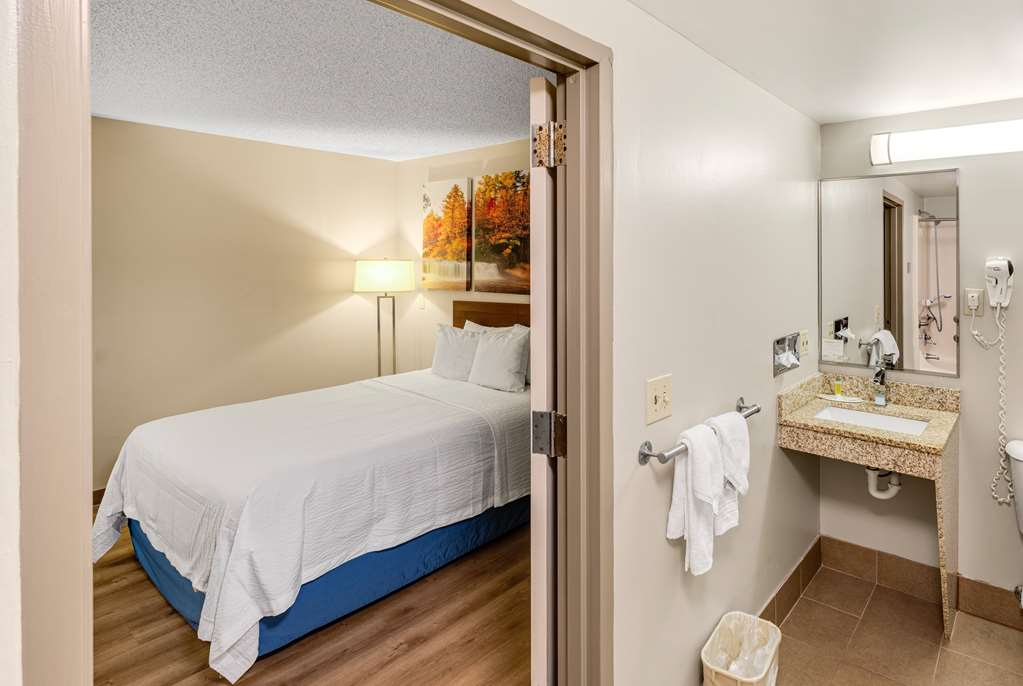 Days Inn by Wyndham Raleigh Airport Research Triangle Park - photo 11
