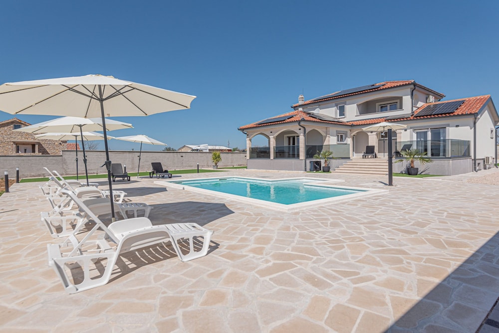 Villa Sandra ZadarVillas — 4-Star Luxury Hotel in Benkovac, Croatia