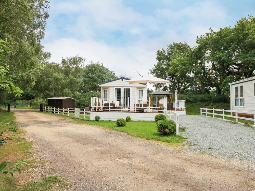 Lakeside View - carbon neutral hotel in King's Lynn