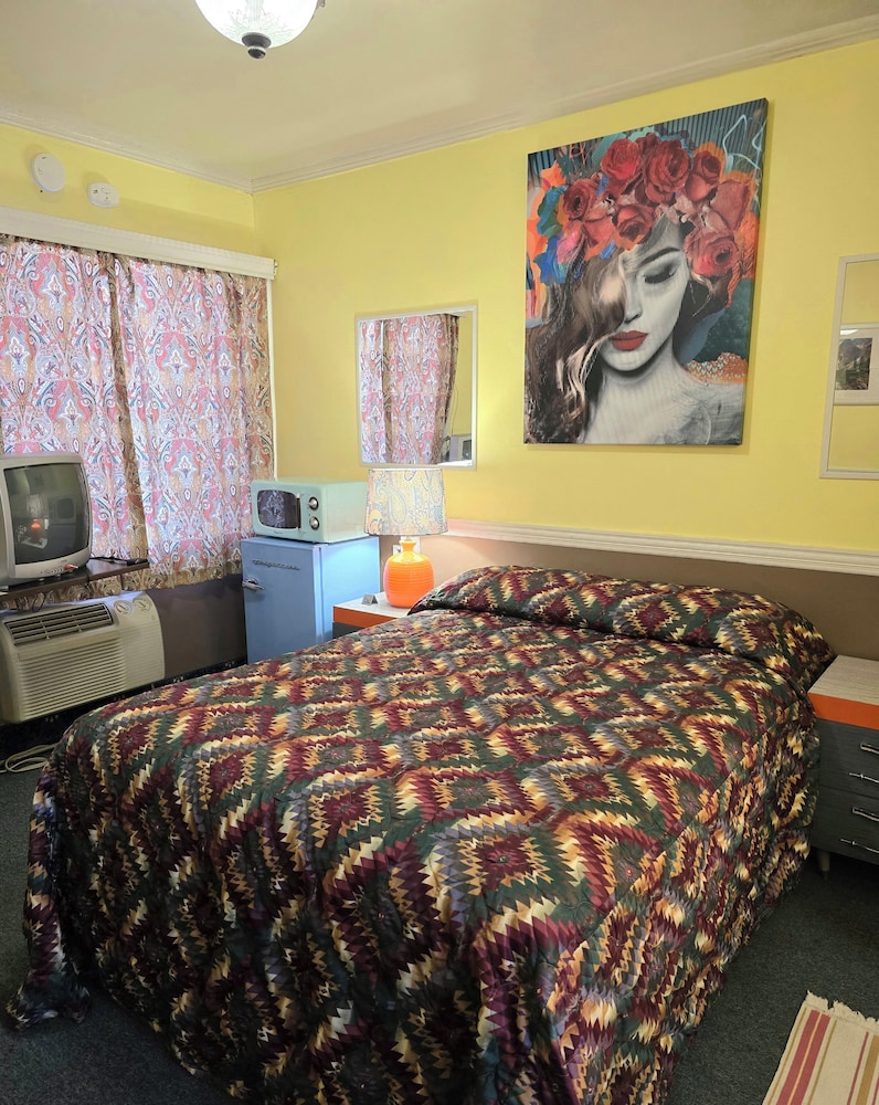 The New Star Motel with Studio Kitchens: 1950s Extended Stay Lodging and Retreat Center - photo 30
