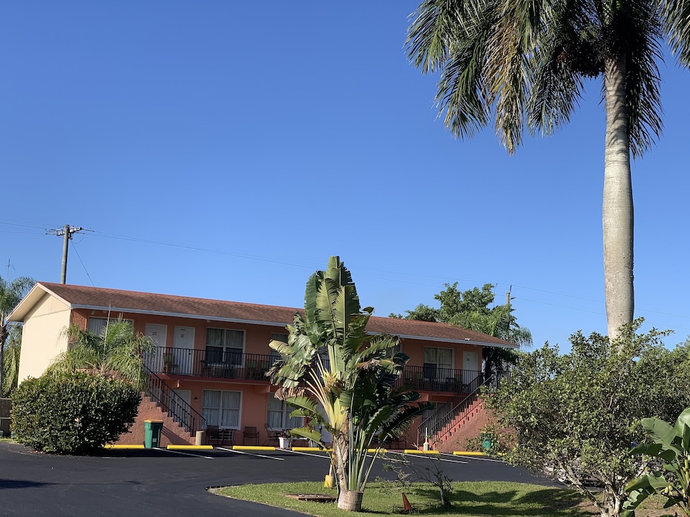 Conty's Motel - photo 43