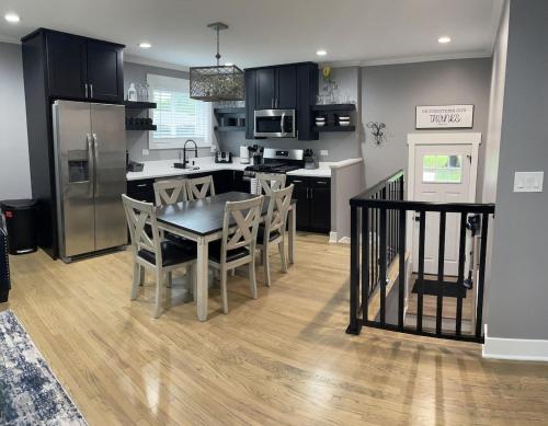Freshly Remodeled Cozy 3 Bedroom Home — Des Plaines — photo 2