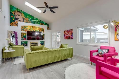 Pop Art Oasis with Karaoke Mini Golf Hot Tub and Pool — 4-Star Luxury Hotel in Arvada, United States