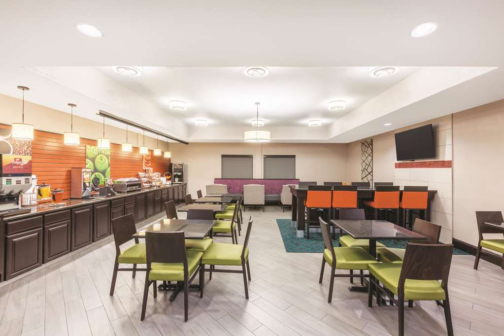 La Quinta Inn & Suites by Wyndham Houston Bush Intl Airpt E - photo 34