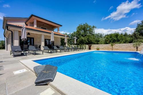 Villa Alves with Private Pool — 4-Star Luxury Hotel in Tar, Croatia