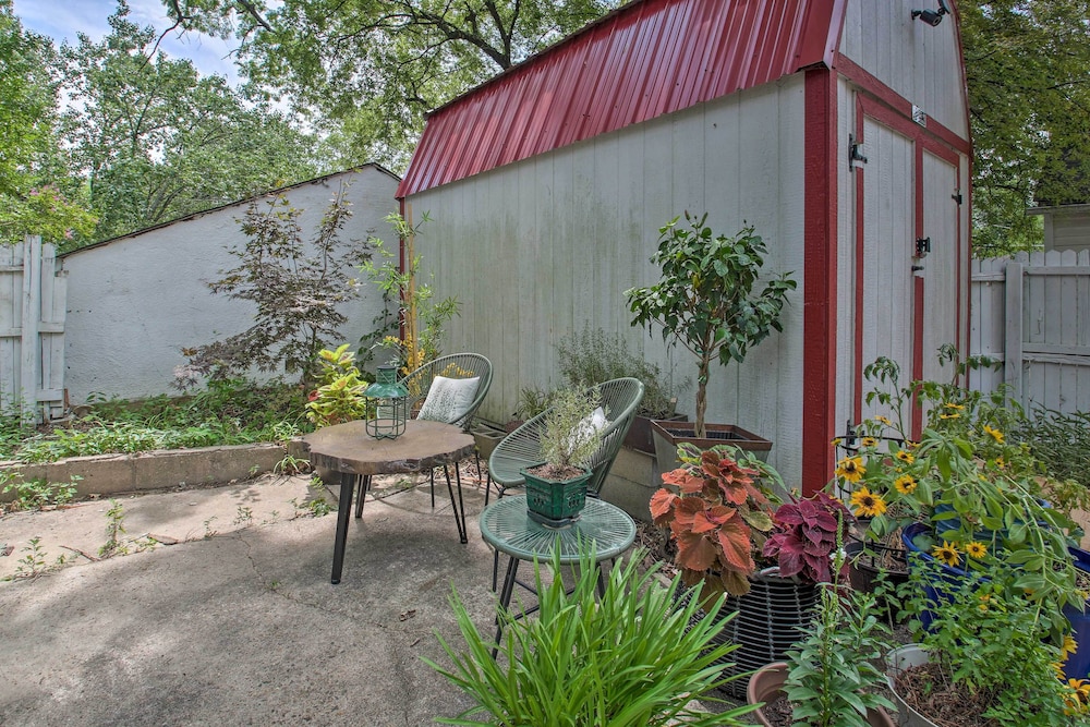 2 Mi To Oaklawn Casino Home with Peaceful Yard - photo 29