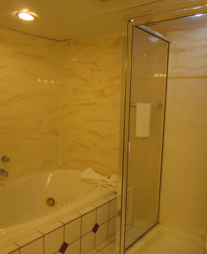 Howard Johnson by Wyndham Benton Harbor St. Joseph - photo 15