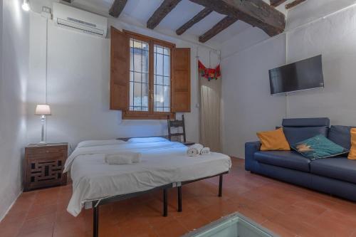 GuestHost Central Apartment With Private Courtyard — 4-Star Luxury Hotel in Bologna, Italy