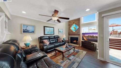 Waterfront Sleeps 6 near Marina with Hot Tub — hotel in Discovery Bay