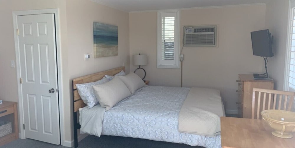 Vineyard Harbor Motel Private Beach - photo 8