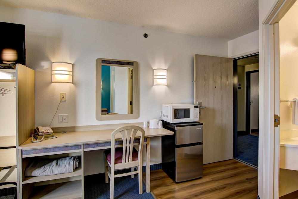 Econo Lodge Menomonie - photo 45