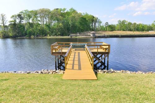 All New Waterway Luxury Panoramic Water Views and Pool — 4-Star Luxury Hotel in Myrtle Beach, United States