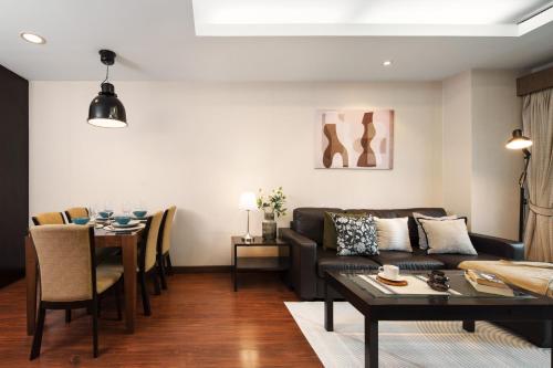 King Suite with Balcony and a full Kitchen near ThonglorBTS