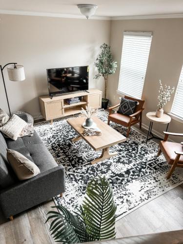Elegant & Modern Plymouth 3 bed 25 bath Townhome — 4-Star Luxury Hotel in Plymouth, United States