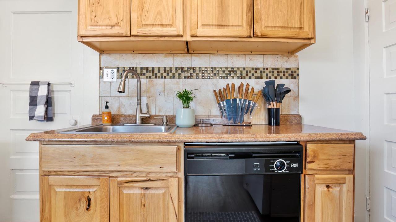 Midtown Flight Deck: 2BR Gem