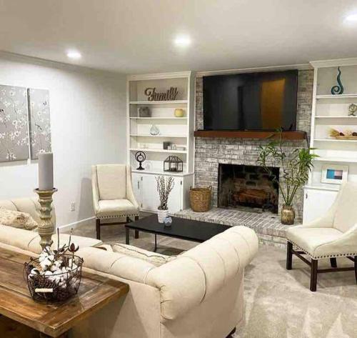 Colonial Stay 7 BR up to 14 Guests — 4-Star Luxury Hotel in Roswell, United States