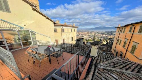 6 guests apt with terrace in pedestrian historic centre of Spoleto — 4-Star Luxury Hotel in Spoleto, Italy