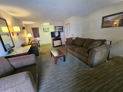 Merrimac Inn & Suites - photo 25