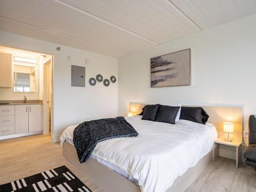 Bright and Private Suite with Everything You Need - photo 37