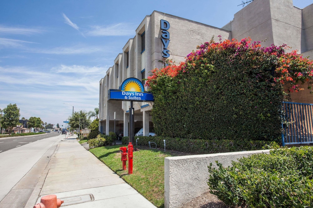 Days Inn by Wyndham Orange Anaheim - photo 16