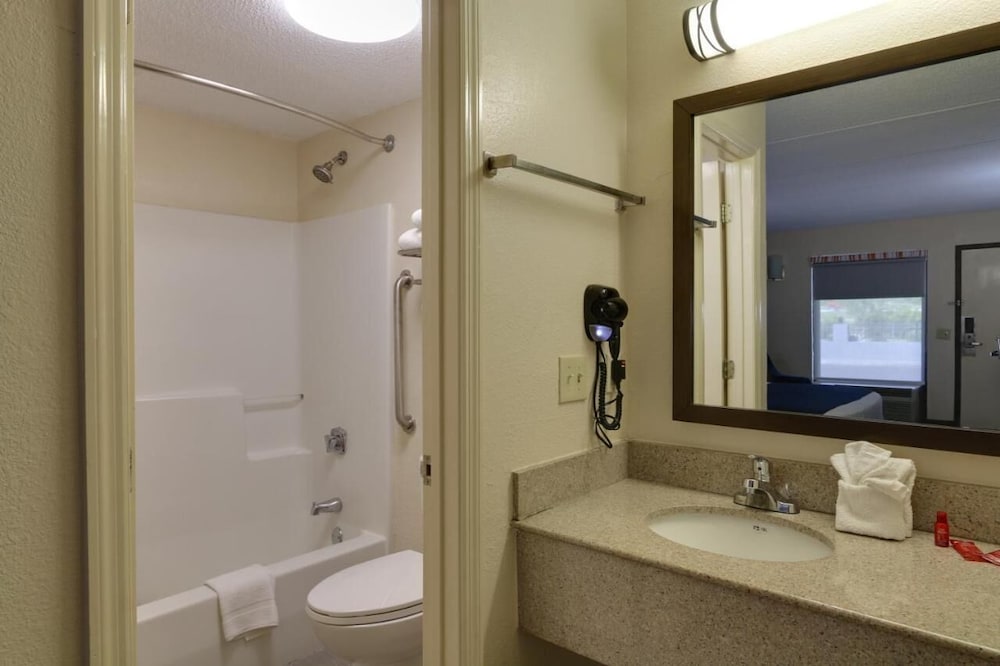 Baymont by Wyndham Ridgeland I 95 - photo 22