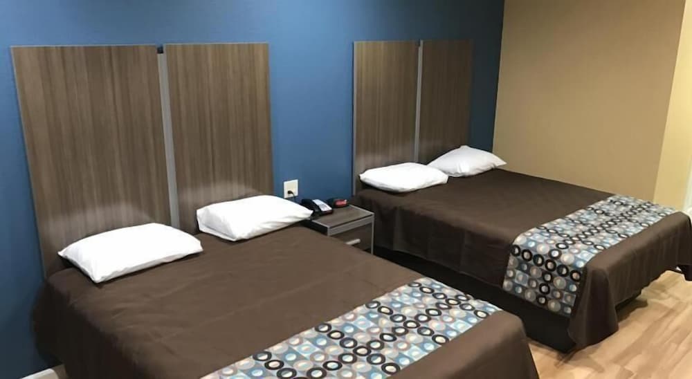 Deluxe Inn & Suites Baytown - photo 35