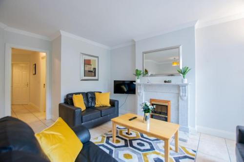 17 Spacious 2 Bed Apt with Parking — 4-Star Luxury Hotel in Gaillimh, Republic of Ireland
