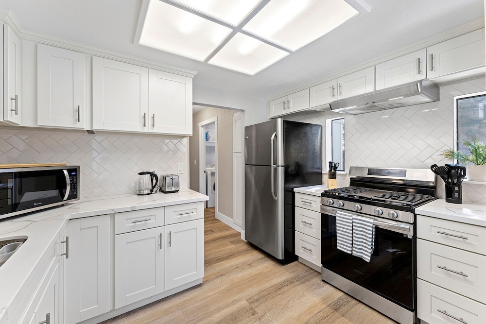 Elegant 4BD Reno Abode Close to Shops and Casinos - photo 22