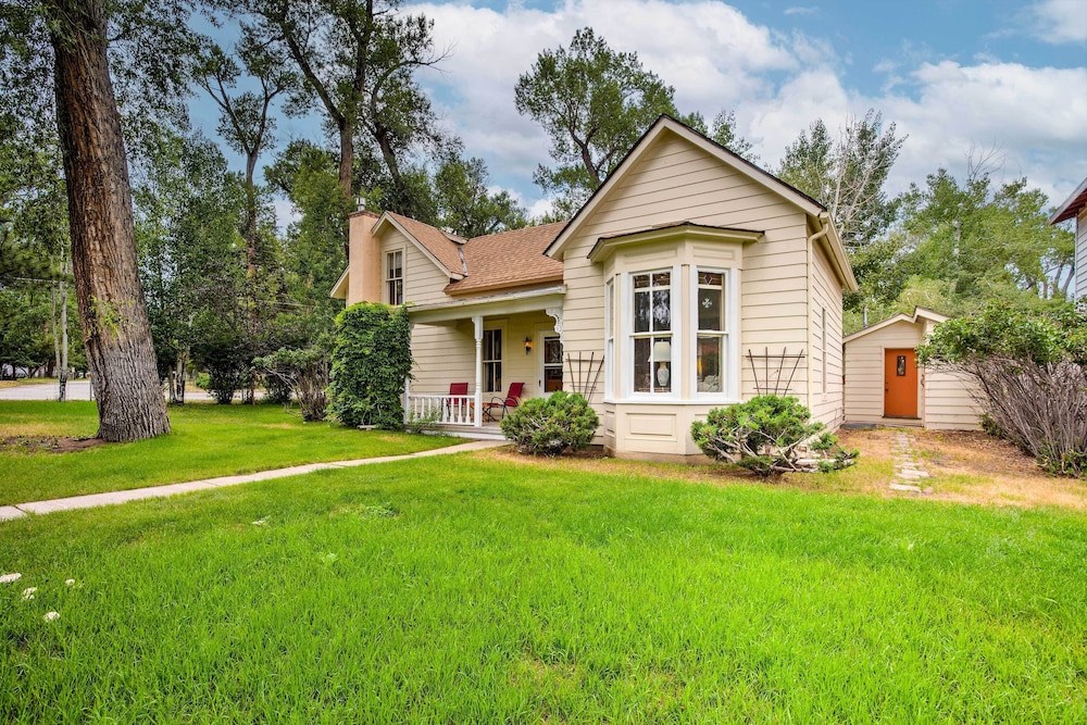 Charming Buena Vista Creekside Home Walk to Main — 4-Star Luxury Hotel in Buena Vista, United States