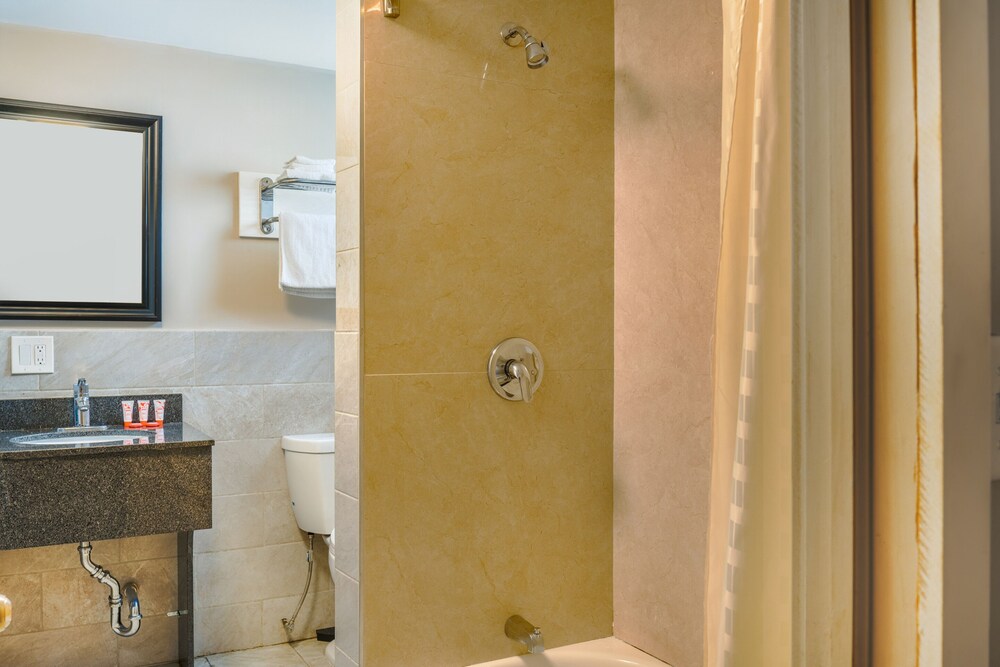 OYO Hotel Malden MA Broadway - photo 11