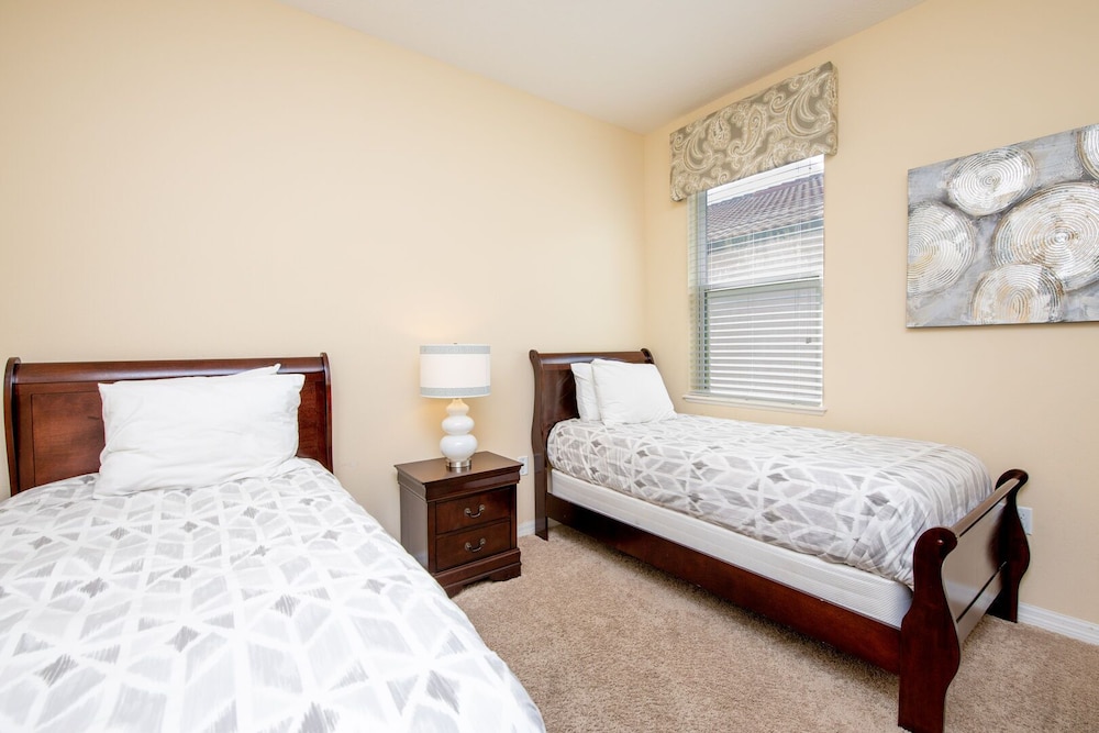 Newly Remodeled 1 story 5 Bed 5 Bath with Pvt Pool Spa And Game Room - photo 7