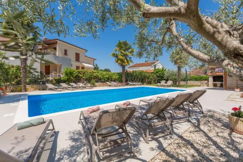 Charmantes Apartment nur 800 Meter zum Strand mit Pool Grillbereich Waschmaschine — 4-Star Luxury Hotel in Porec, Croatia