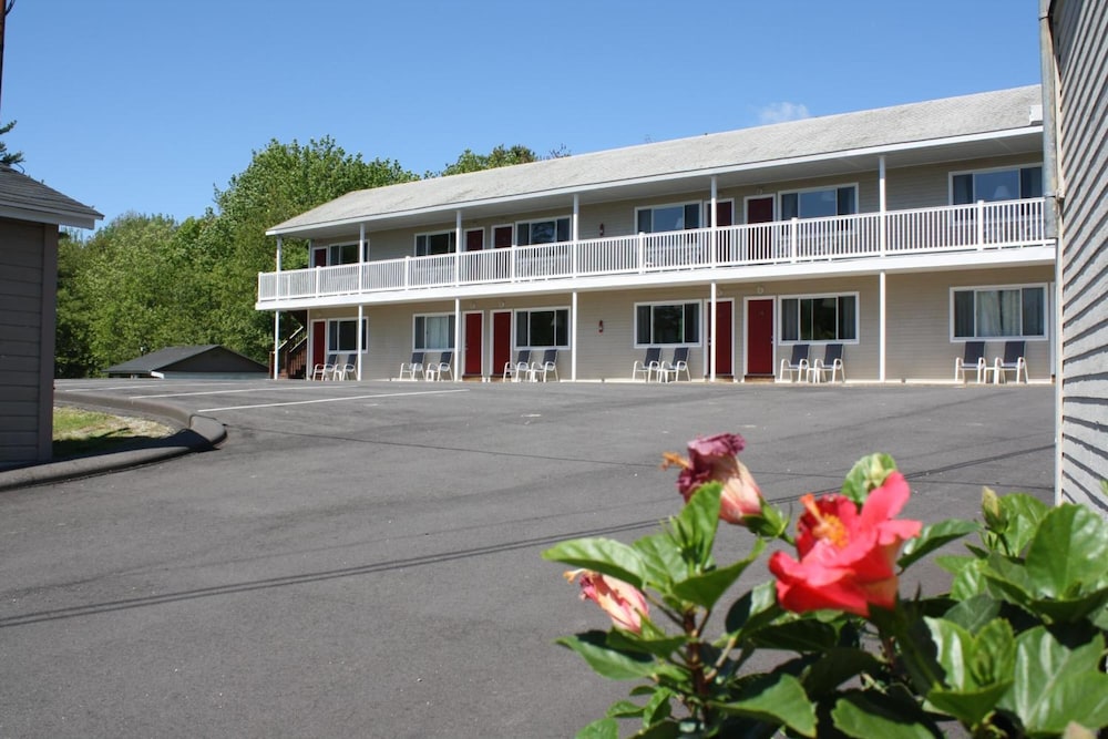 Coast Village Inn & Cottages - photo 48