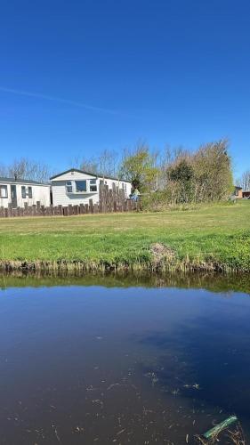 Ferienhäuschen Nr 80 am Kanal Ferienpark de Watersnip in Hippolytushoef, Netherlands
