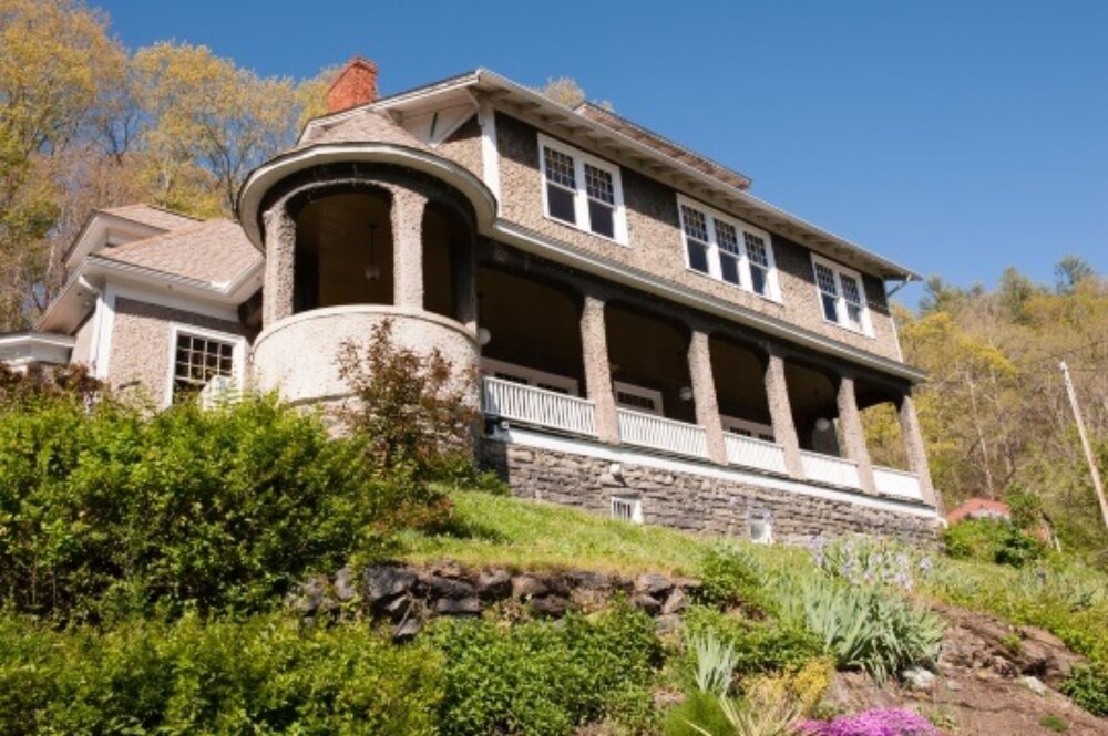 Marshall House Inn 9196804 — Marshall