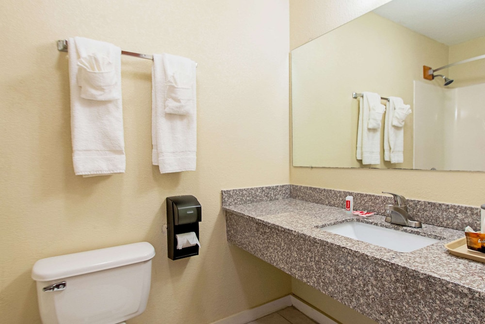 Econo Lodge Utica - photo 15