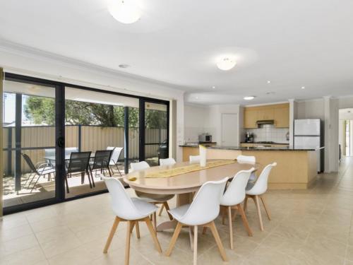Stones Throw To The Beach — hotel in Tootgarook