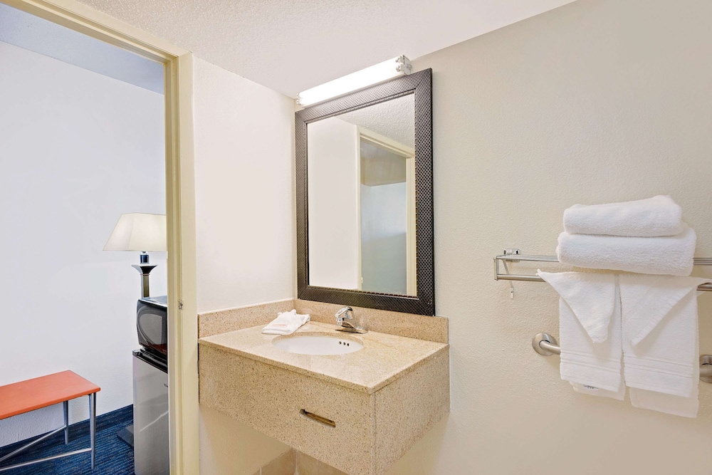 Days Inn by Wyndham Easton - photo 12