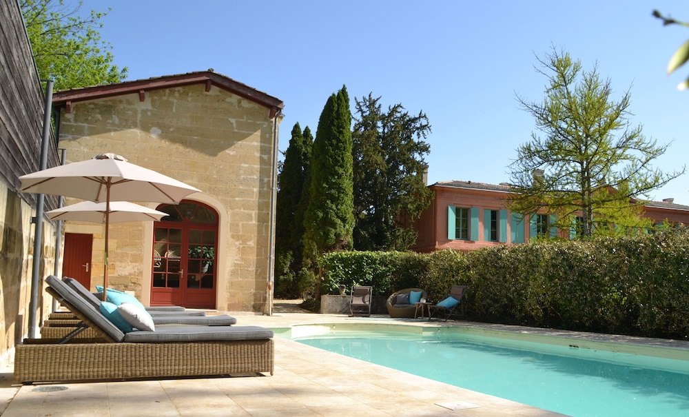 Château Pont Saint Martin — 4-Star Luxury Hotel in Leognan, France