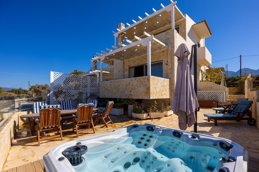 Villa Arkadia in Trifillia — 4-Star Luxury Hotel in Kyparissia, Greece