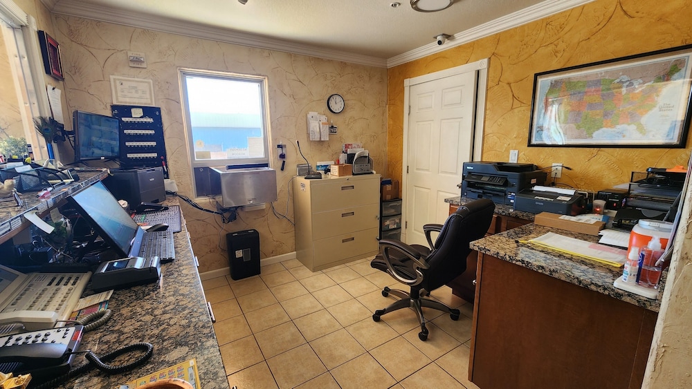 Benbrook Inn & Suites - photo 6