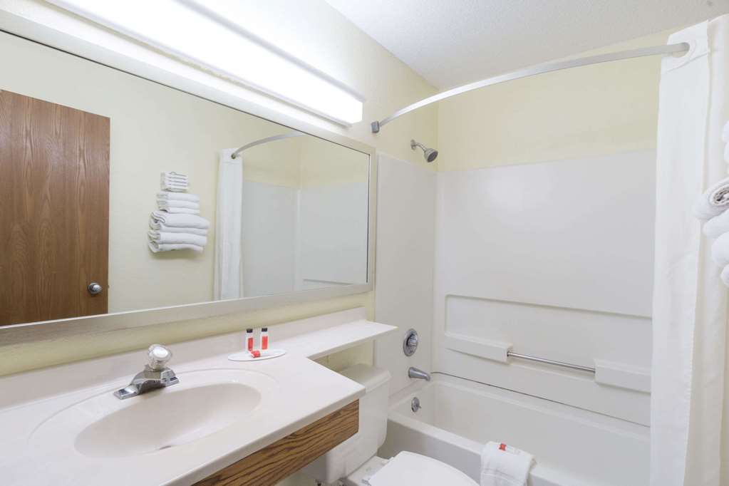 Super 8 by Wyndham Zanesville - photo 3